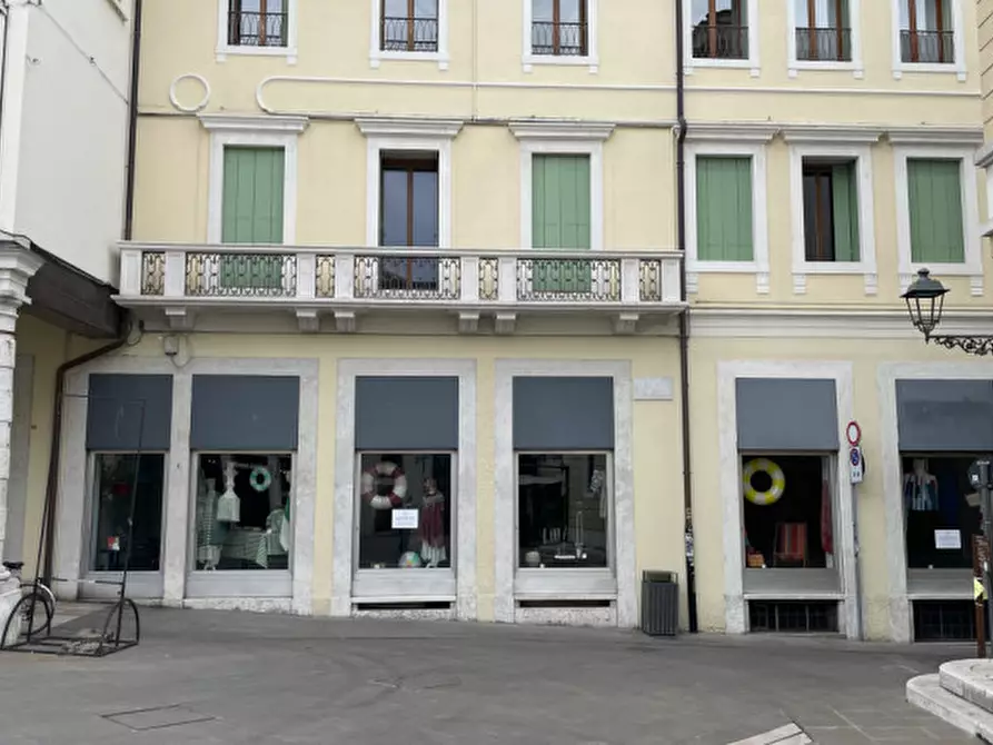 Immagine 2 di Negozio in affitto  in Piazzotto Monte Vecchio a Bassano Del Grappa