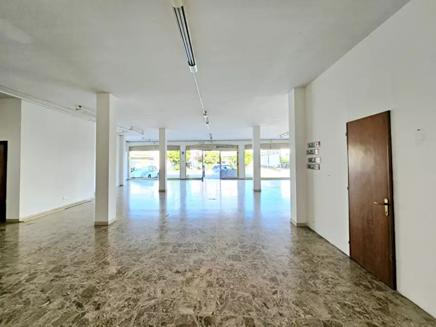 Immagine 2 di Negozio in vendita  in Viale Ungheria a Casale Di Scodosia