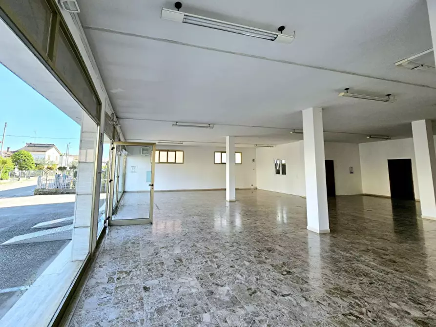 Immagine 3 di Negozio in vendita  in Viale Ungheria a Casale Di Scodosia