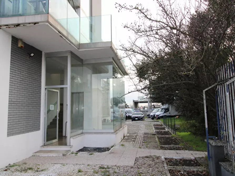 Immagine 8 di Attività commerciale in vendita  in viale marconi 16 monza a Monza