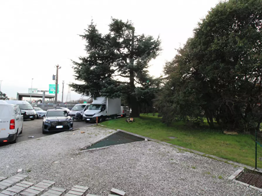 Immagine 14 di Attività commerciale in vendita  in viale marconi 16 monza a Monza
