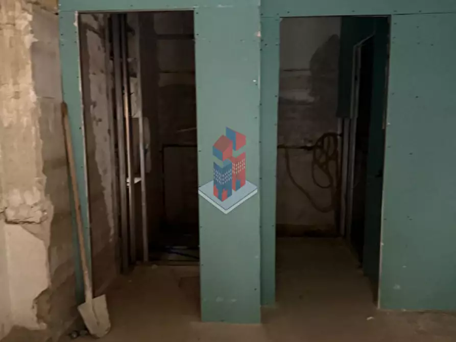 Immagine 6 di Negozio in affitto  in CHIAIA - LICEO UMBERTO a Napoli