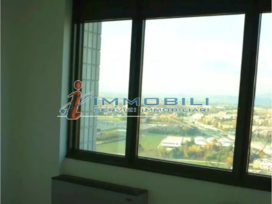 Immagine 4 di Ufficio in affitto  a Vimercate