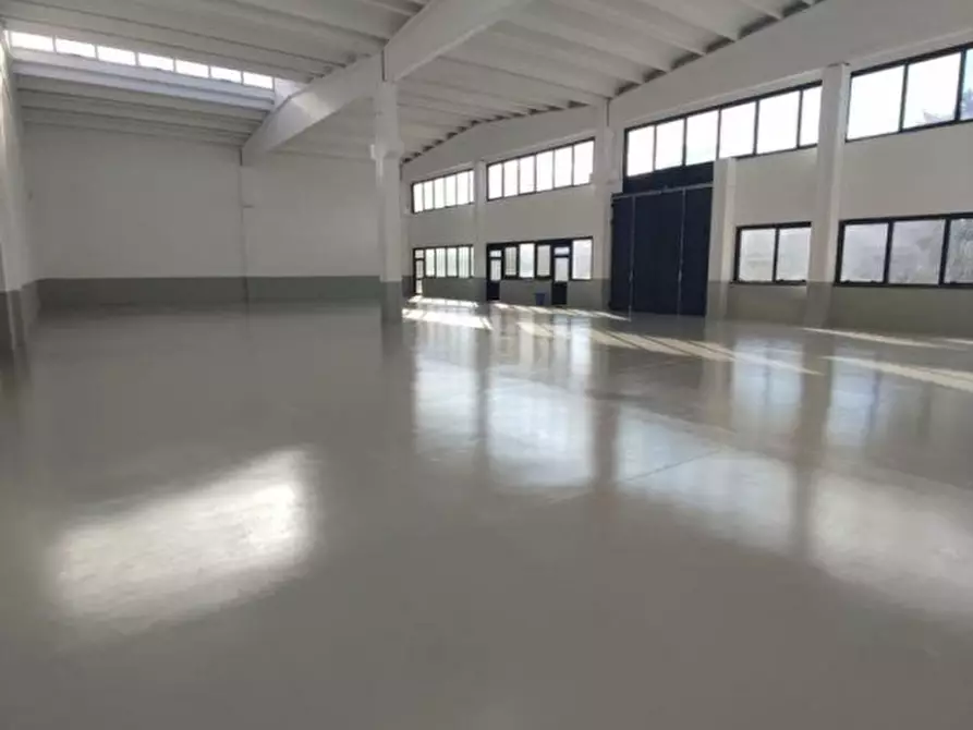 Immagine 1 di Negozio in affitto  in Viale Roma 66 a Cesenatico