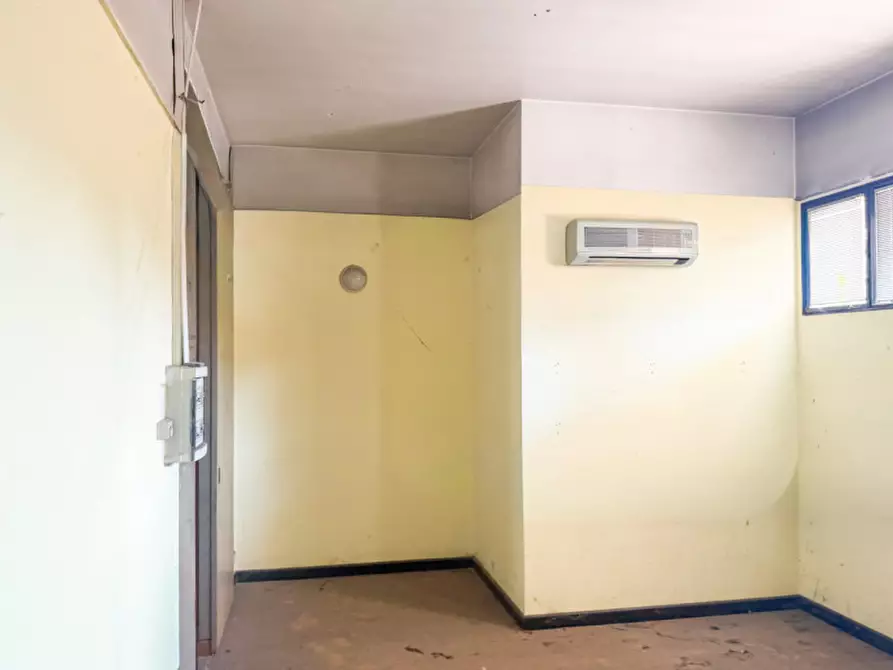 Immagine 11 di Negozio in vendita  in Via Montello a Montebelluna