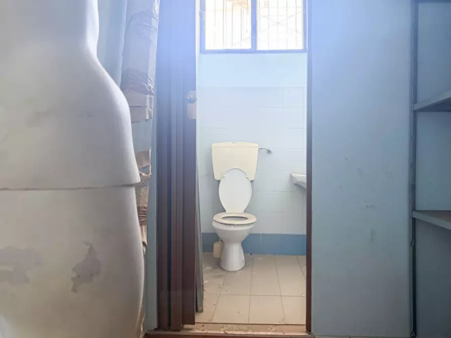 Immagine 12 di Negozio in vendita  in Via Montello a Montebelluna
