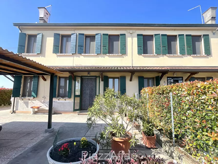 Immagine 1 di Casa bifamiliare in vendita  in Via Cavarzere a Cona