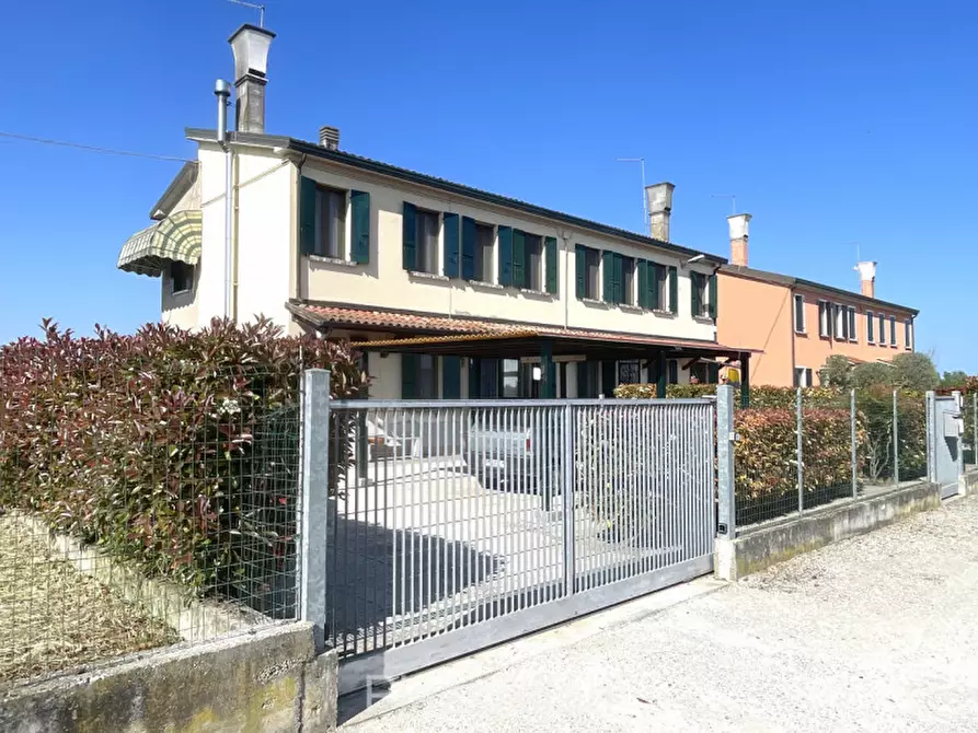 Immagine 2 di Casa bifamiliare in vendita  in Via Cavarzere a Cona