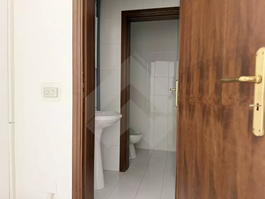 Immagine 7 di Negozio in vendita  in Via Giovanni Giolitti a Andria
