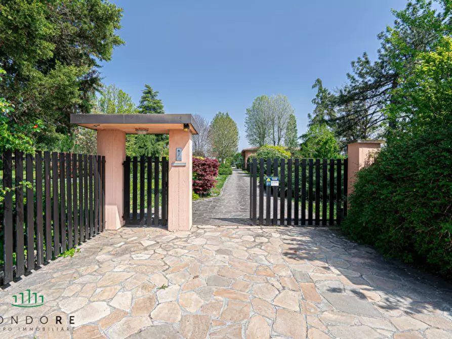 Immagine 3 di Villa in vendita  in Via Marano a Castenaso