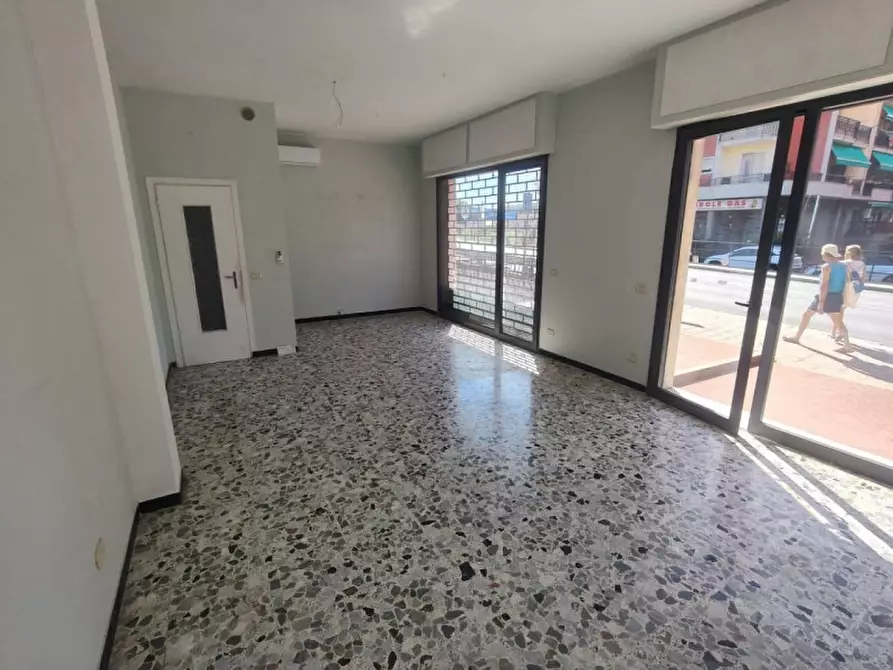 Immagine 10 di Magazzino in vendita  in Via Aurelia 2 a San Bartolomeo Al Mare