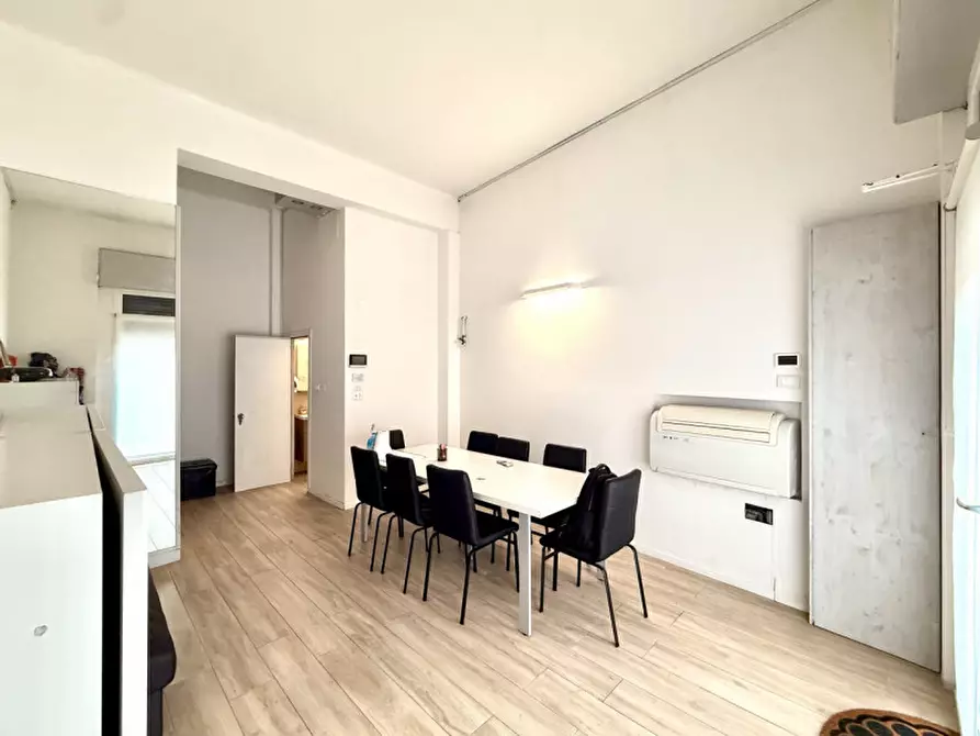Immagine 2 di Negozio in vendita  in via massarenti 418 a Bologna