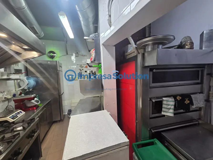 Immagine 10 di Attività commerciale in vendita  in Via Mezzocannone a Napoli