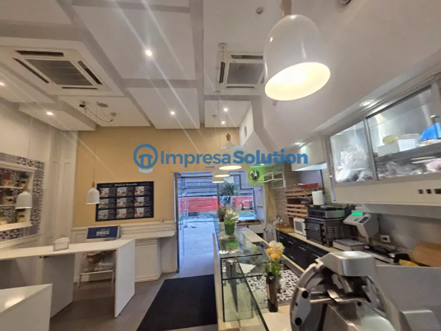 Immagine 11 di Attività commerciale in vendita  in Via Mezzocannone a Napoli