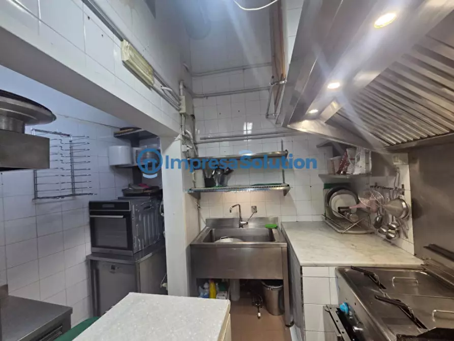 Immagine 12 di Attività commerciale in vendita  in Via Mezzocannone a Napoli