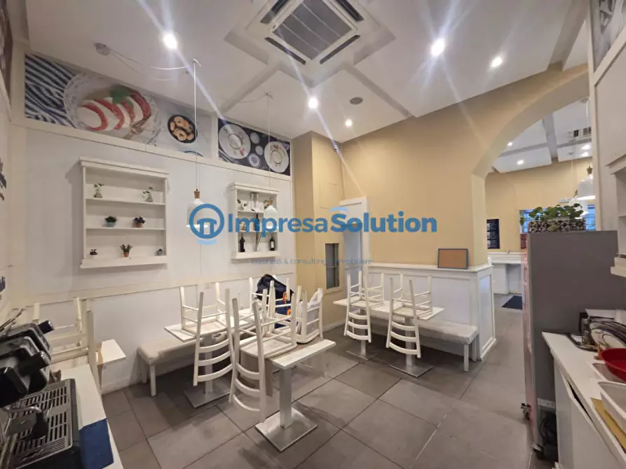 Immagine 13 di Attività commerciale in vendita  in Via Mezzocannone a Napoli