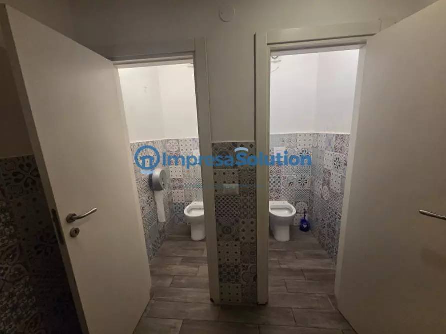 Immagine 15 di Attività commerciale in vendita  in Via Mezzocannone a Napoli