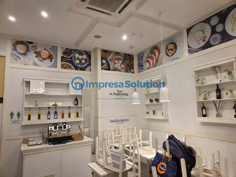 Immagine 16 di Attività commerciale in vendita  in Via Mezzocannone a Napoli