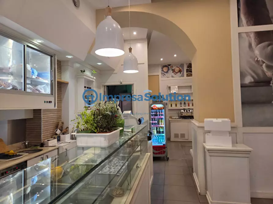 Immagine 17 di Attività commerciale in vendita  in Via Mezzocannone a Napoli