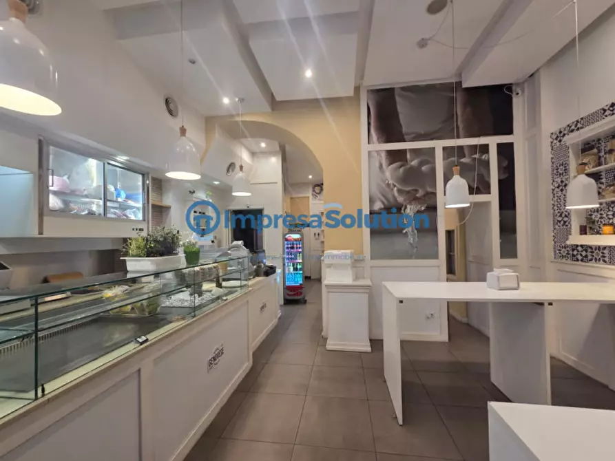 Immagine 18 di Attività commerciale in vendita  in Via Mezzocannone a Napoli