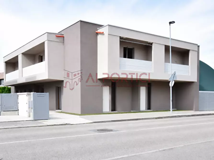 Immagine 1 di Casa trifamiliare in vendita  in Via Gabriele D'Annunzio a Piove Di Sacco
