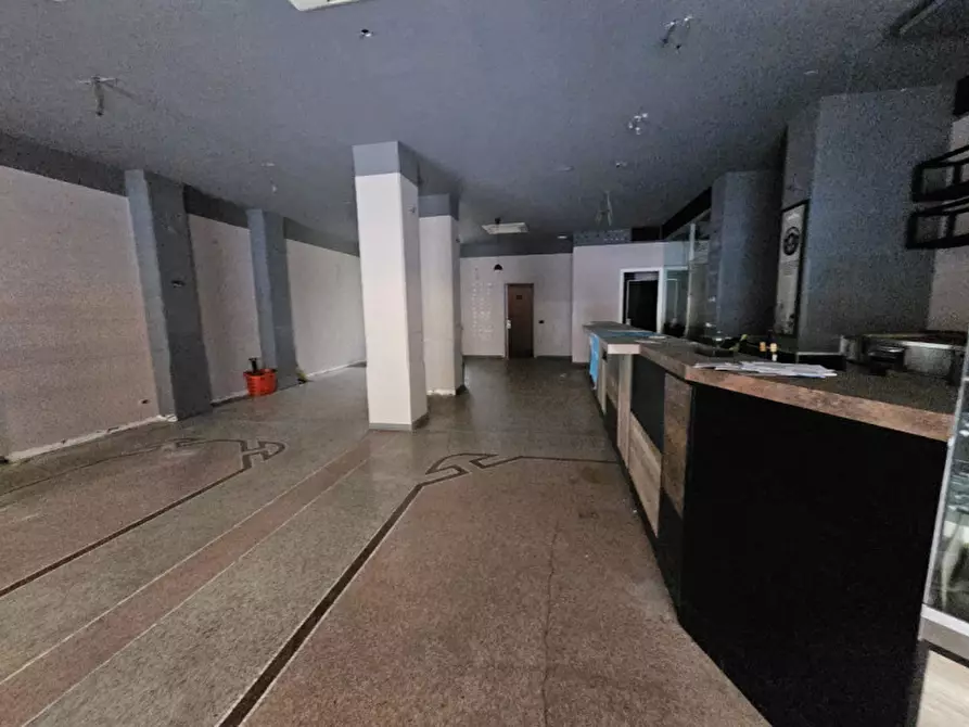 Immagine 2 di Negozio in affitto  in Via Nazario Sauro a Savona