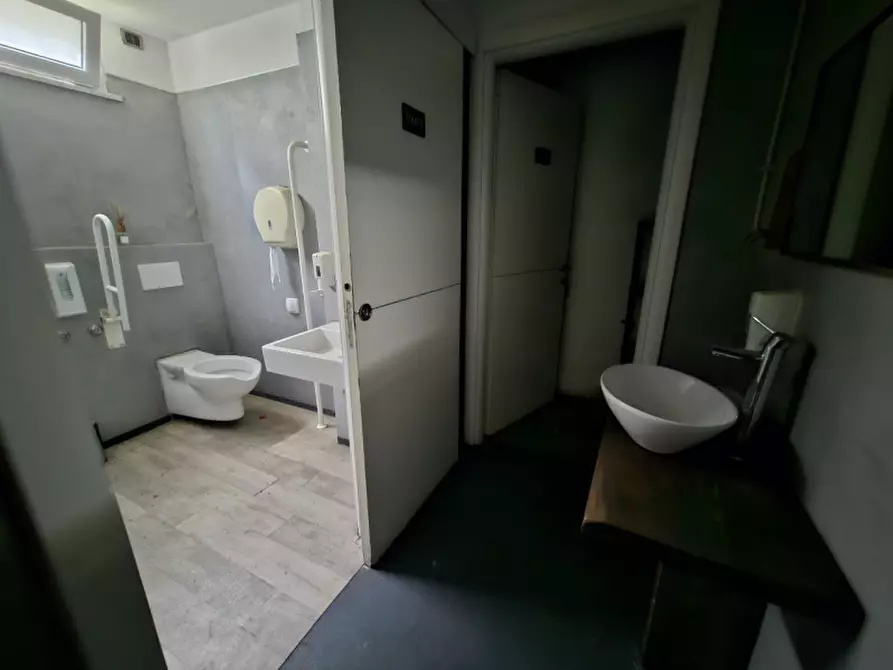 Immagine 4 di Negozio in affitto  in Via Nazario Sauro a Savona