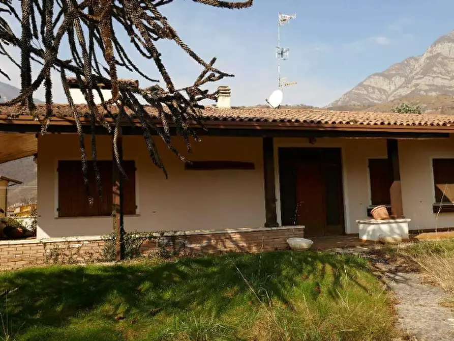 Immagine 1 di Villa in vendita  in Via Giuseppe Mazzini a Montereale Valcellina
