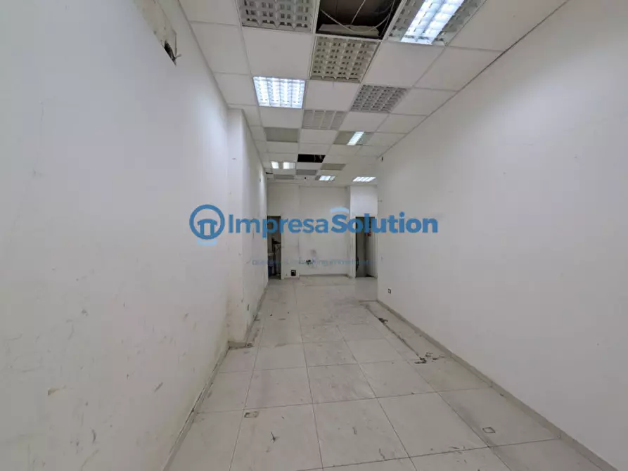Immagine 11 di Negozio in affitto  in Via Ferrara a Napoli