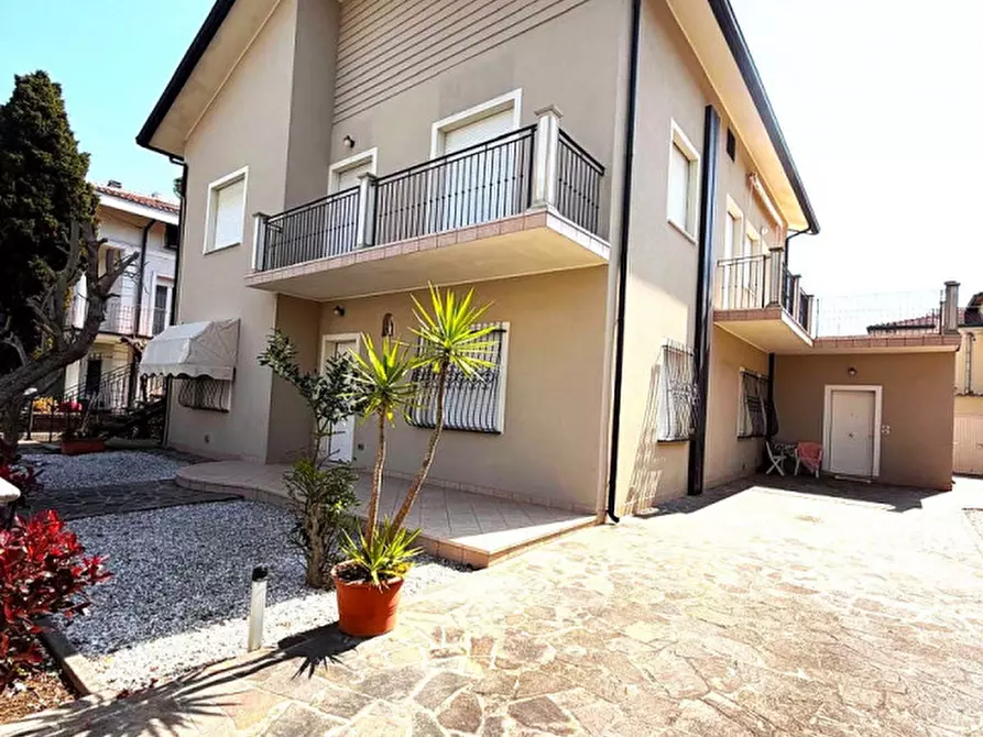 Immagine 1 di Villa in vendita  in viale Lugo a Riccione