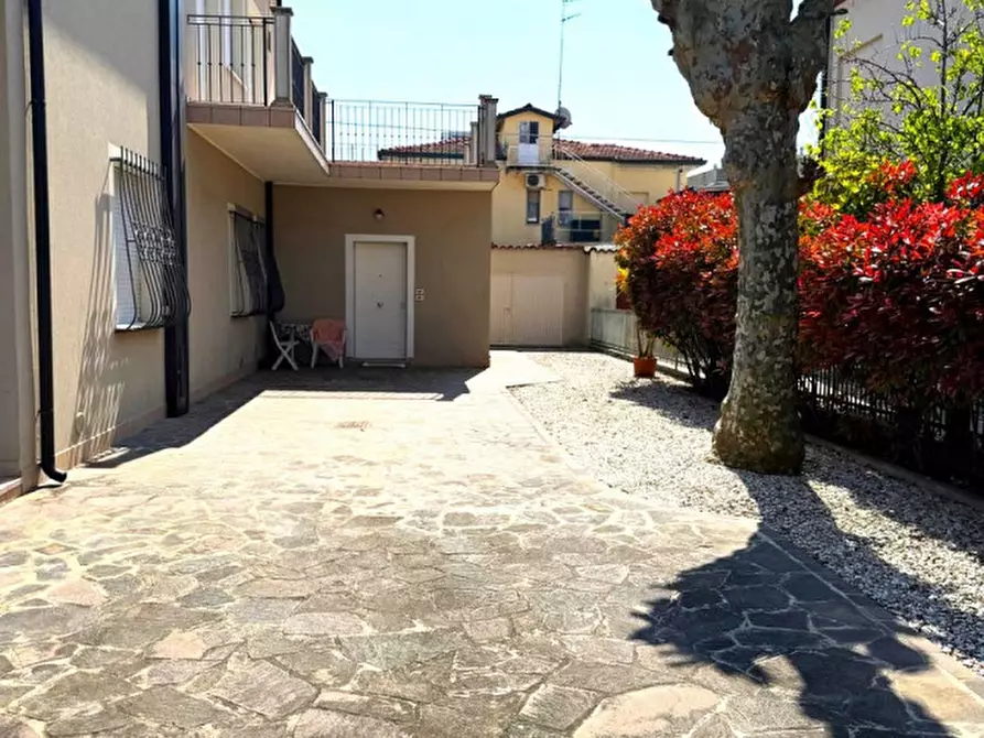 Immagine 41 di Villa in vendita  in viale Lugo a Riccione