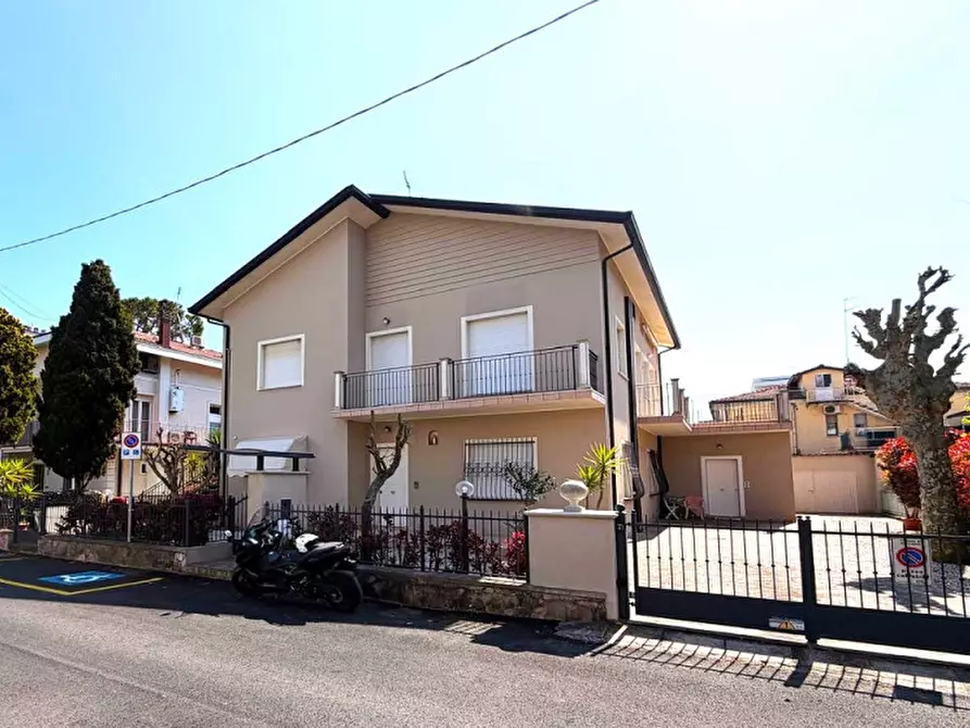 Immagine 42 di Villa in vendita  in viale Lugo a Riccione