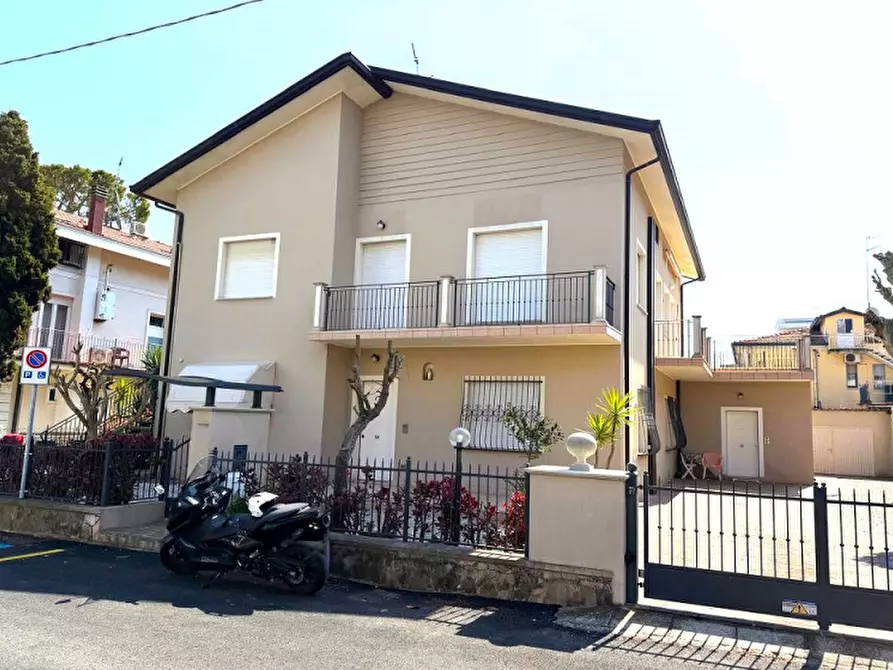 Immagine 43 di Villa in vendita  in viale Lugo a Riccione