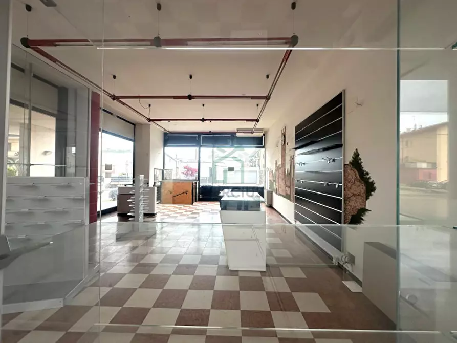 Immagine 5 di Negozio in vendita  in Via della Pace a Villafranca Di Verona