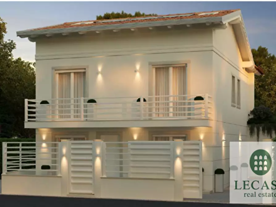 Immagine 1 di Villa in vendita  a Forte Dei Marmi
