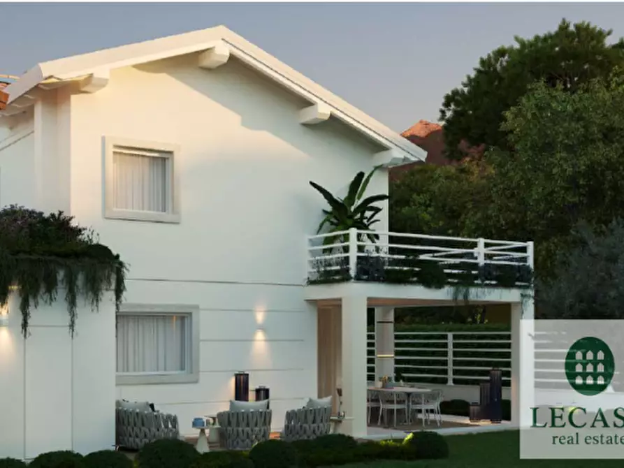 Immagine 2 di Villa in vendita  a Forte Dei Marmi