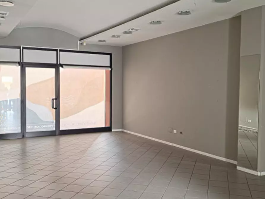 Immagine 2 di Negozio in vendita  a San Bonifacio