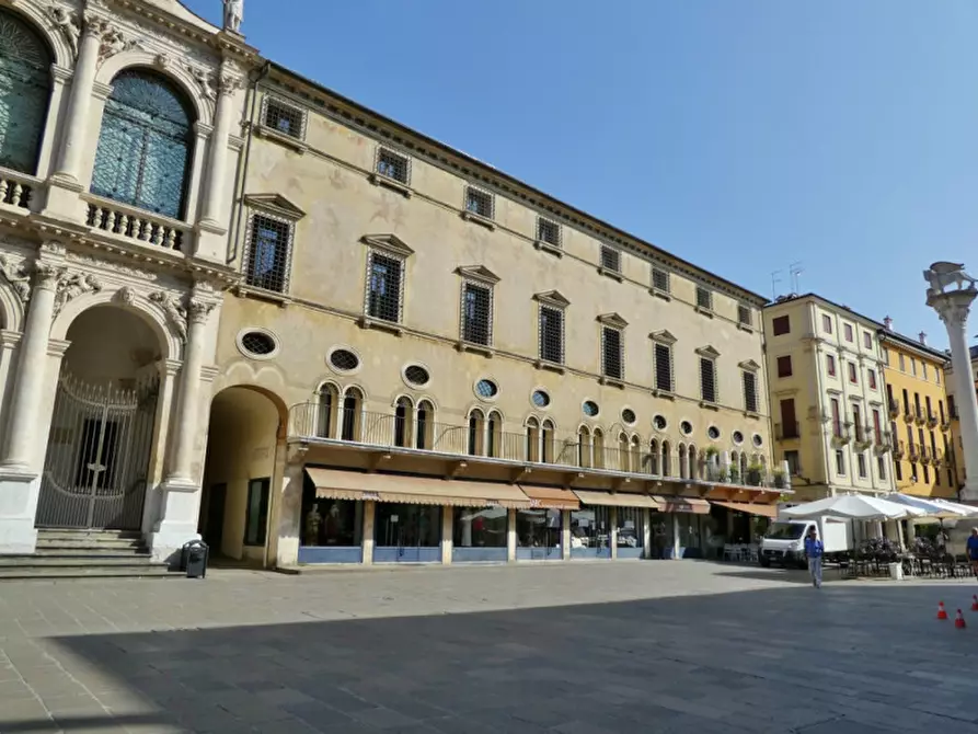 Immagine 1 di Negozio in affitto  in Piazza dei Signori a Vicenza