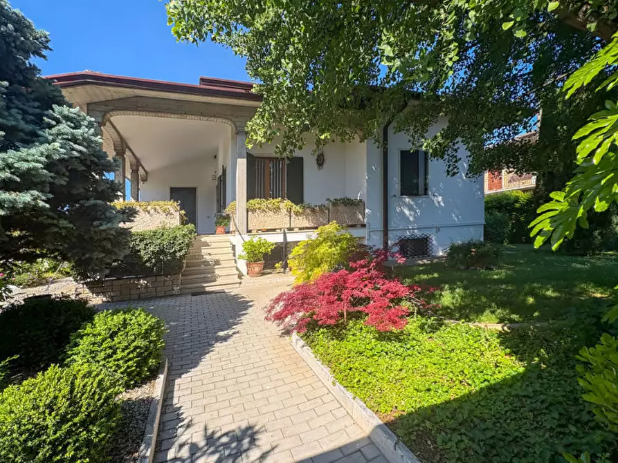 Immagine 1 di Villa in vendita  in VIA VIGASIO a Vigasio