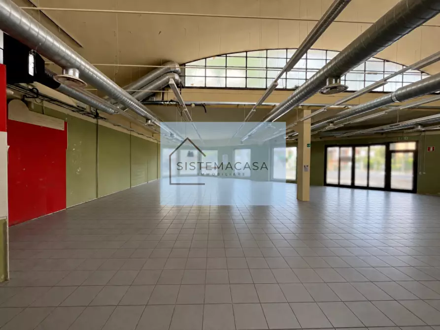 Immagine 1 di Negozio in affitto  in Viale Italia a Forli'