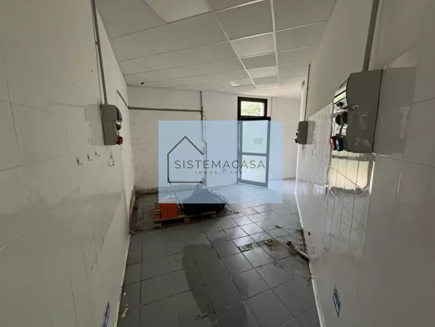 Immagine 8 di Negozio in affitto  in Viale Italia a Forli'