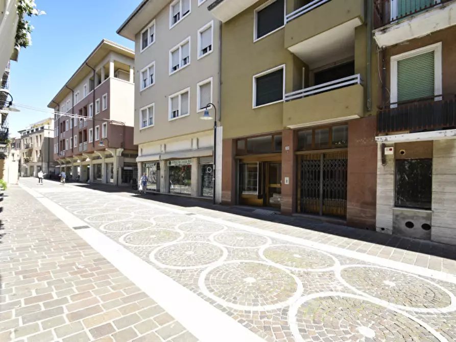 Immagine 1 di Palazzo in vendita  in via mazzini a Bussolengo