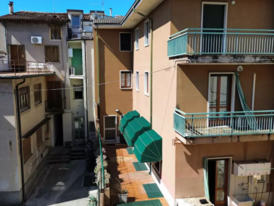 Immagine 3 di Palazzo in vendita  in via mazzini a Bussolengo