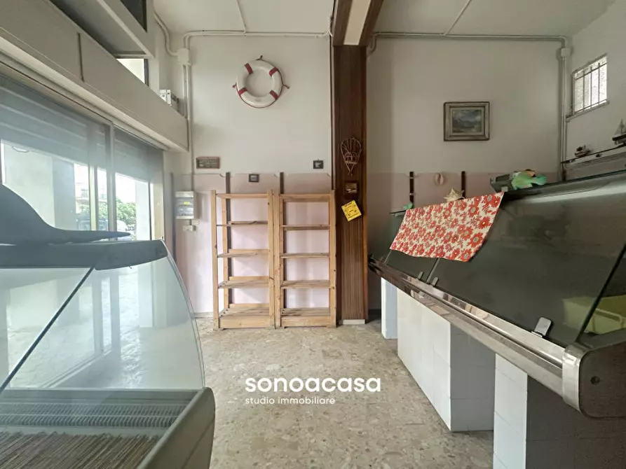 Immagine 1 di Negozio in vendita  in Via Belsito, 2 a Fano