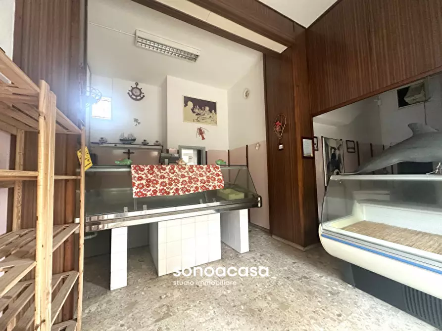 Immagine 2 di Negozio in vendita  in Via Belsito, 2 a Fano