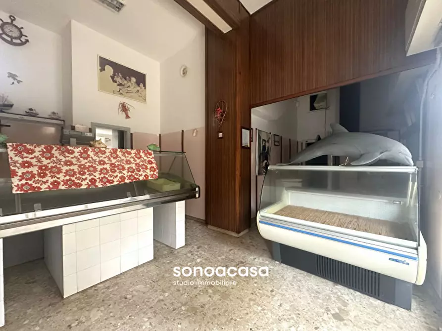 Immagine 3 di Negozio in vendita  in Via Belsito, 2 a Fano