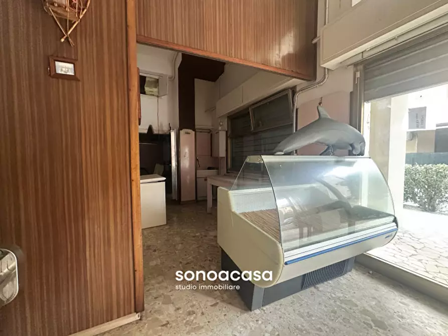 Immagine 4 di Negozio in vendita  in Via Belsito, 2 a Fano