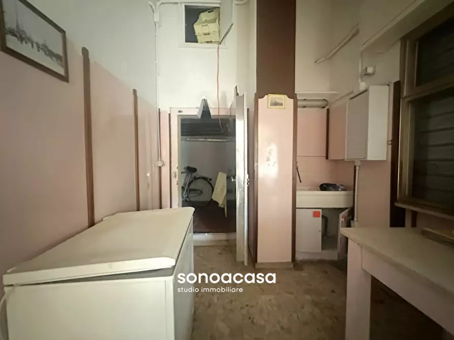 Immagine 5 di Negozio in vendita  in Via Belsito, 2 a Fano