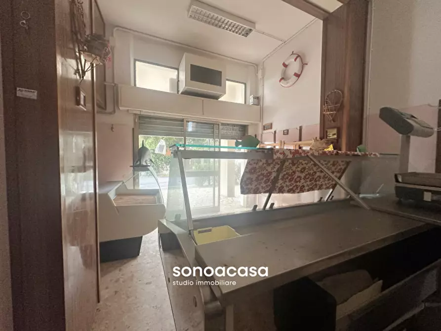 Immagine 7 di Negozio in vendita  in Via Belsito, 2 a Fano