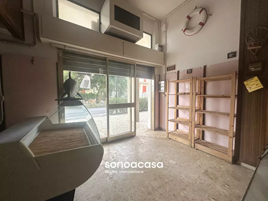 Immagine 8 di Negozio in vendita  in Via Belsito, 2 a Fano